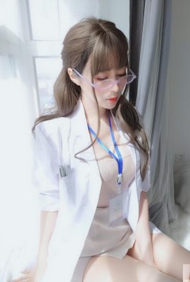 Prata 81 “Doctor Girl with Glasses” A exposição inofensiva e impaciente de roupas íntimas faz seu coração bater (73P)