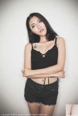A jovem modelo de beleza descolada Li Xiyao seduz com shorts jeans e roupas íntimas (44P)