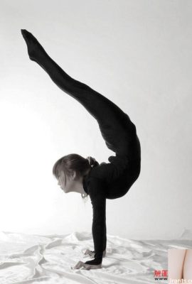 A menina tirou a roupa e não sabia se estava fazendo ginástica ou ioga – Yijia (LiTu100) (162P)