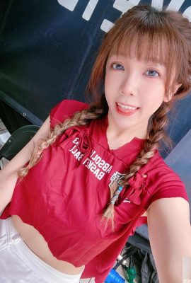 A garota gostosa “Chloe Lin” tem uma figura rechonchuda escondida sob seu uniforme (10P)