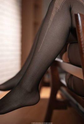 Menina com seios grandes e bunda gorda em meias pretas (81P)