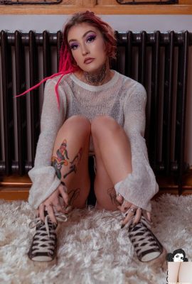 (Suicide Girls) 23 de maio de 2023 – Sophiadempsey – Tirando a roupa no quarto (55P)