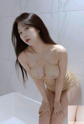 A bela coreana Shanny fica molhada e sedutora no banheiro (32P)