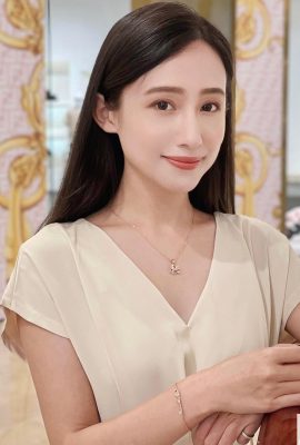 A linda e pura garota “Wei Wei'an” tem um temperamento etéreo como uma fada, uma figura branca e terna e curvas atraentes (10P)