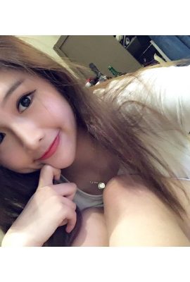 KC recomenda a assistente mais bonita ~ Huang Lele bbooxlok (32P)