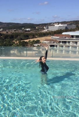Linda garota coreana mostra seu corpo perfeito na piscina (30P)