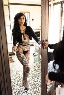 (Suicide Girls) 08 de dezembro de 2023 – Belladona – Golden Hour (49P)