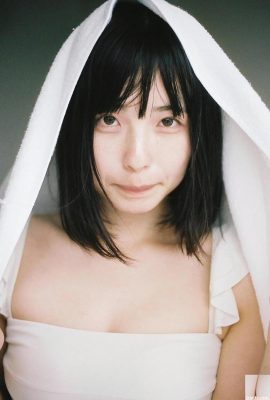 (こまめ) A pele macia e branca como a neve da linda garota faz as pessoas quererem dar uma mordida (4P)