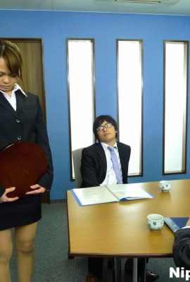 Secretária japonesa JAV participa de um boquete durante uma reunião de negócios (12P)