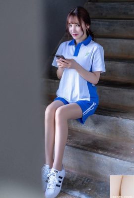 A estudante Zhou Yuxi brincava secretamente com seu celular e foi disciplinada pela professora Yin Fei (49P)