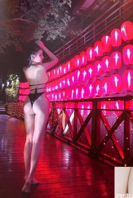 A modelo gostosa Huo Xuan trabalha como cozinheira com calças supercurtas e expõe as nádegas enquanto cozinha (27P)