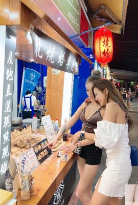 As gostosas peitudas “Xiancaier&Lara囍” do Shilin Night Market se curvaram para pescar peixes dourados e atraíram a atenção da multidão! “Perspectiva decotada” super atraente (20P)
