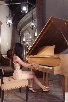 A garota elegante tocando piano em Golden Sanmai, o vestidinho não consegue esconder suas boas curvas ~ Yan Yan'er (10P)