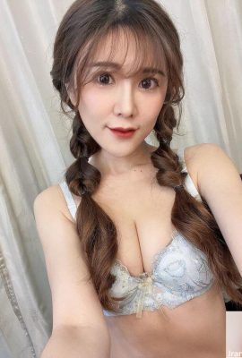 Usando um vestido decotado e com uma figura muito gostosa, ela sempre consegue chamar a atenção de todos no palco ~ Zhen Zhen (13P)