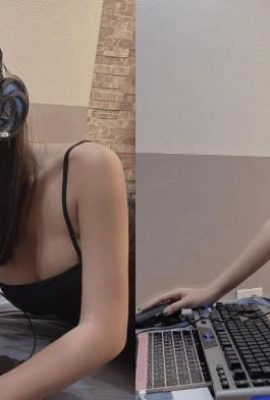 A linda garota Coco é tão sexy quando joga jogos de e-sports. É muito ruim se vestir assim!  (20P)