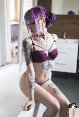 (Suicide Girls) Bridget – banho de espuma