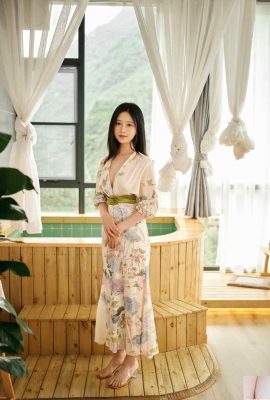 Mulher bonita em roupas japonesas com seios lindos
