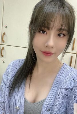 A gostosa de pernas compridas “Liu Xuan” tira uma selfie sexy com seus seios macios prontos para sair (10P)