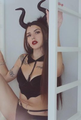 (Suicide Girls) 01 de novembro de 2023 – Jjade – Senhora do Mal (50P)