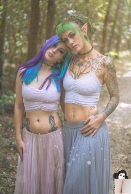 (Suicide Girls) 25 de fevereiro de 2024 – Grinnie + Tiashroom – Páginas perdidas de um conto de fadas (60P)