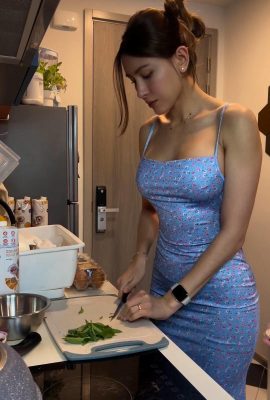 A garota fitness é justa e cozinha, as curvas do corpo são perfeitas demais