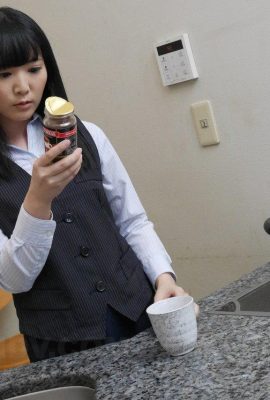 A linda japonesa Yui Watanabe, uma garota de escritório, é gozada pelo colega (21P)