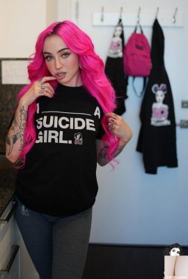 (Suicide Girls) 17 de maio de 2023 – Aveda – Meu Próprio Verão (43P)