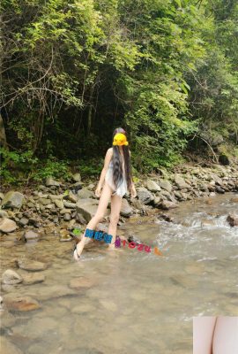 Filmagem ao ar livre em uma fonte clara em um riacho de montanha Abra a buceta e cave na buceta, revelando uma piscina de água branca e leitosa nas rochas (32P)