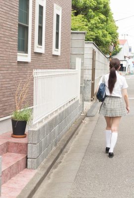 Colegial japonesa tira o uniforme e faz sexo com o padrasto (16P)