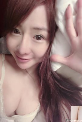 34D sexy Madou ~ T girl (Tiffany Chen) ~ vestindo apenas calcinha e travesseiro (40P)