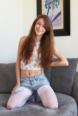 Sweet Teen Willow Hayes remove seus shorts e camisa para espalhar lábios e brinquedos (15p)