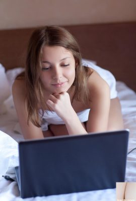 Gata encantadora Nikia mostrando seus mamilos inchados e muff raspado em seu quarto (20p)