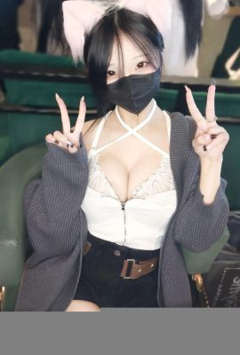 A garota “Rain Fox Yuhuhu” ao lado tem olhos grandes e cheios de eletricidade (24p)