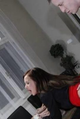 Casais jovens estão atirando apaixonadamente na mesa de jantar em casa. Isso é para deixar JJ comer (11p)