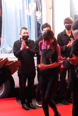 Droga, pequenos japoneses realmente sabem jogar, e um grupo de pessoas está assistindo e se masturbando na sala de vidro (15p)