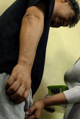 Uma mulher frustrada madura seduz seu vizinho com roupas que enfatizam seus seios e tem um sexo obsceno e obsceno com uma mulher obscena! (20p)