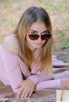 Belo adolescente Dakota Pink define seu grande corpo livre de roupas ao ar livre (18p)