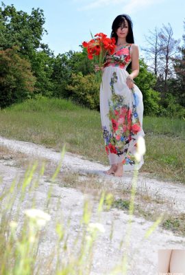 Glamourosa gata melani a tiras em bela natureza e posa nua (21p)