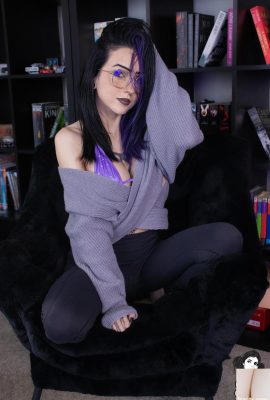 (Suicide Girls) 17 de abril de 2025 – Emokittenxoxo – Pop of Purple (60p)