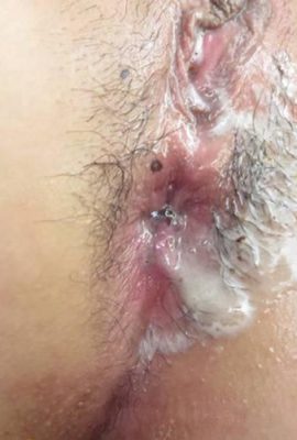 Os dois tios pegaram a jovem e a foderam enquanto a tocavam. Depois de foder, eles se revezaram lambendo seus galos (12p)