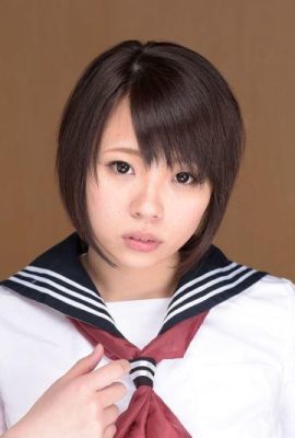 A garota estudantil terna e uniformizada é realmente sitiada por tantas pessoas. Ela é uma besta (19p)