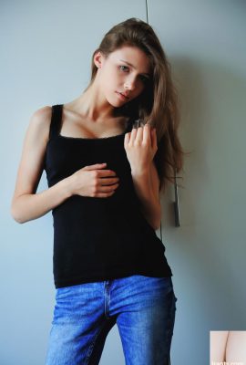 Brunette Teen Mila Azul expõe seus lindos seios grandes e poses nus (20p)