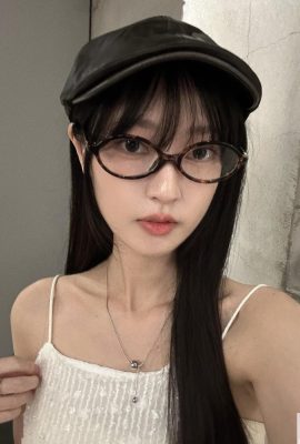 A linda garota ao lado “Wu Fang” está tão feliz com a beleza do corpo justo (10p)