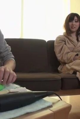 A atriz que tem seios grandes bate no Otaku e chega a sua casa para dar seus benefícios. Existe uma coisa tão boa no Japão (26p)