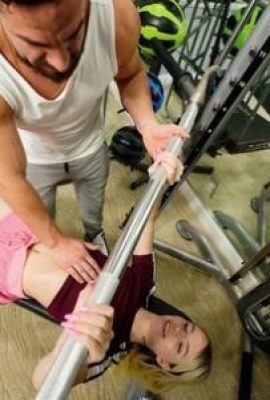 Jayden Black seduz um homem forte e faz sexo na academia (11p)