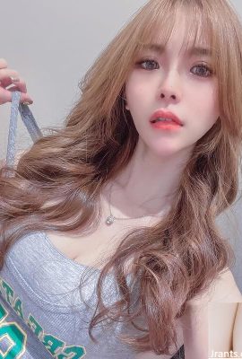 Sexy Little Devil “Katie Xuan” tem uma forma de peito gordurosa que é muito atraente (10p)