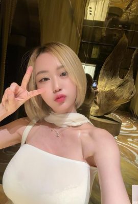 Menina loira “Mewbd” tem um corpo quente que está protuberante na frente e inclinado para trás (11p)