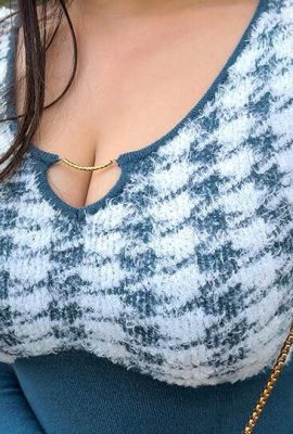 Uma mulher madura e lasciva com um corpo maravilhoso com um enorme seios eróticos buceta raspada com três características lol que tipo de insensível … (21p)
