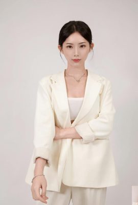 “Hedy Dai” é uma linda senhora de pele clara e rosada (10P)