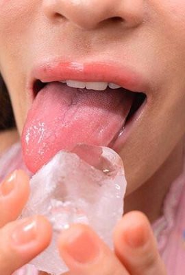 Morinaga Ice: Uma mulher de rosto obsceno e língua contorcida Morinaga Ice (21P)